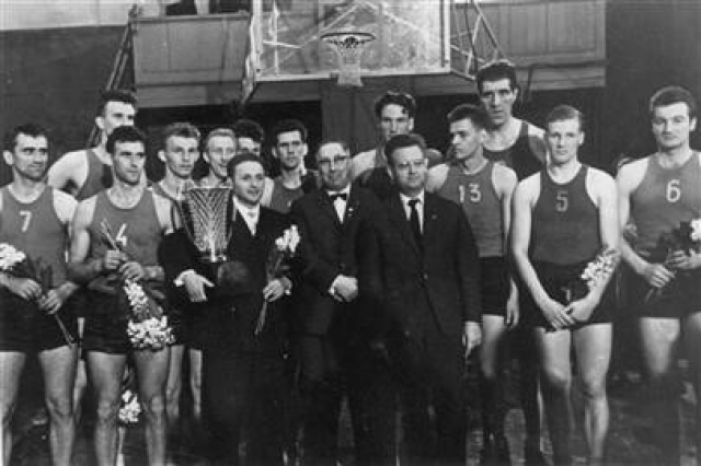 Mister Jones, segretario generale della Fiba, ha appena consegnato la Coppa dei Campioni all’A.S.K. Riga